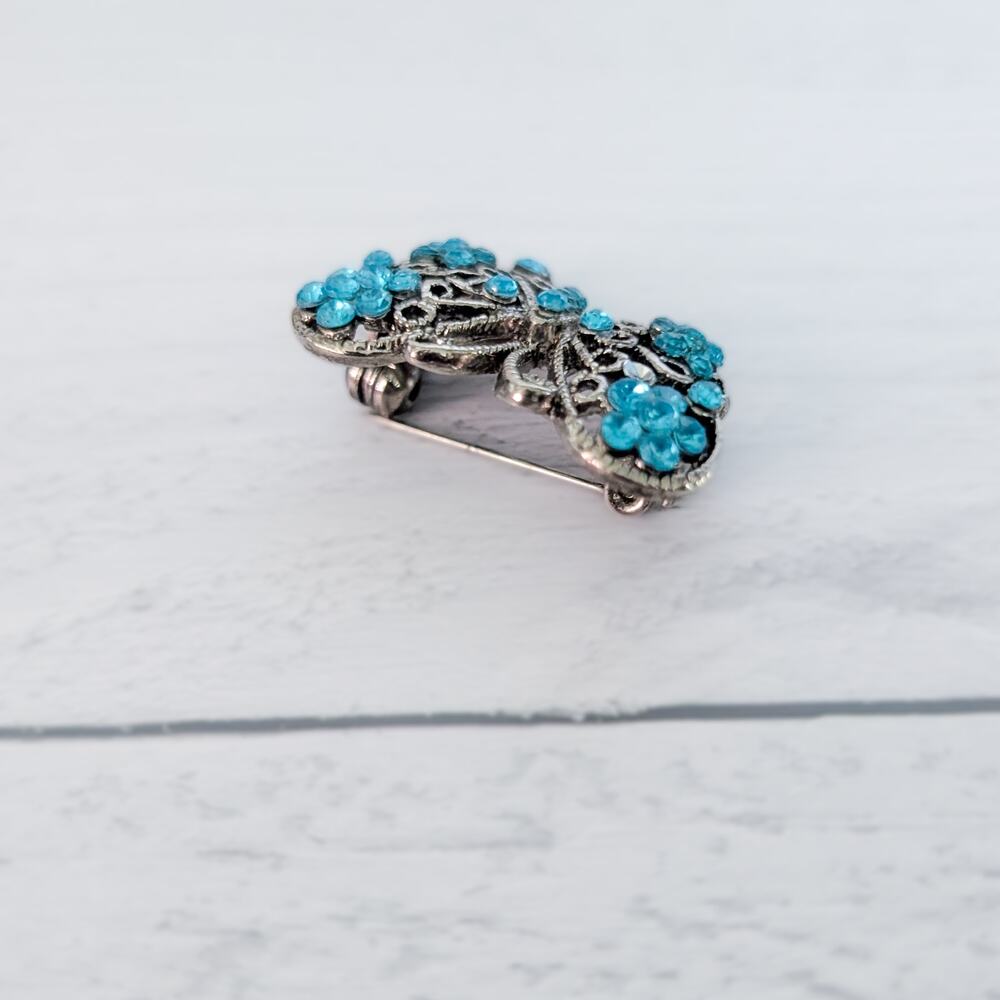 Vintage Brooch / Vintage Pin 7/8" Butterfly with Blue Gems - One Missing - Picture 5 of 9